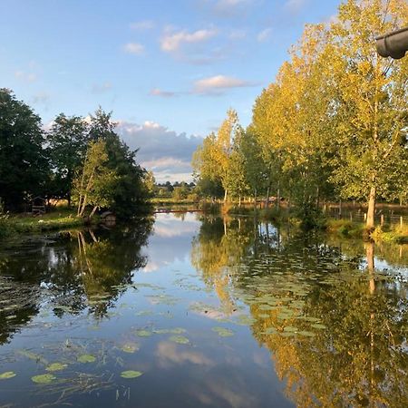 Le Moulin De Bretigneul Panzió Saint-Aubin-des-Landes Kültér fotó